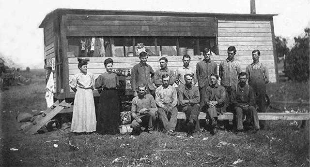 otm vlc 1915-threshing-crew-by-cookhouse.gif
