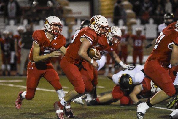 Mason Haxton (7) hands off the football to Wyatt Pedigo (33).jpg